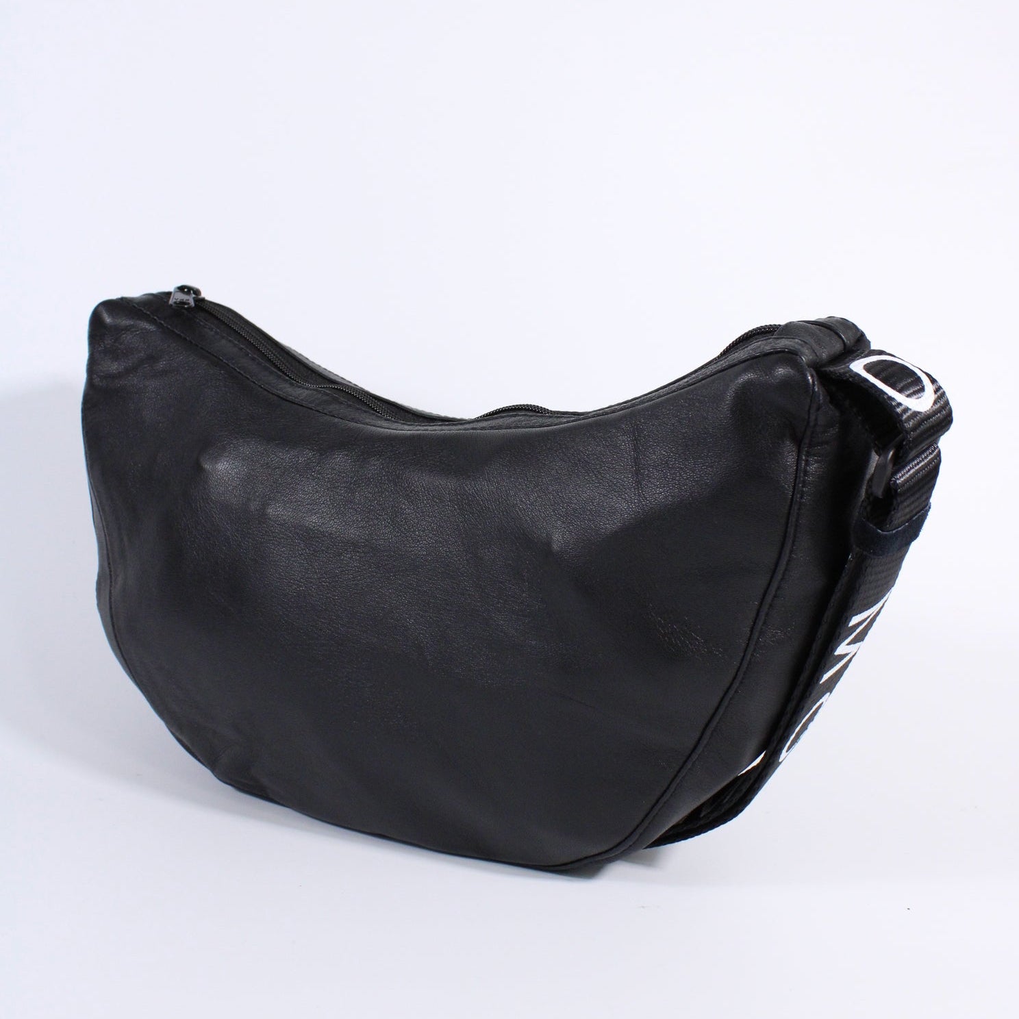 Die Moonbag mit MOOT-Aufdruck