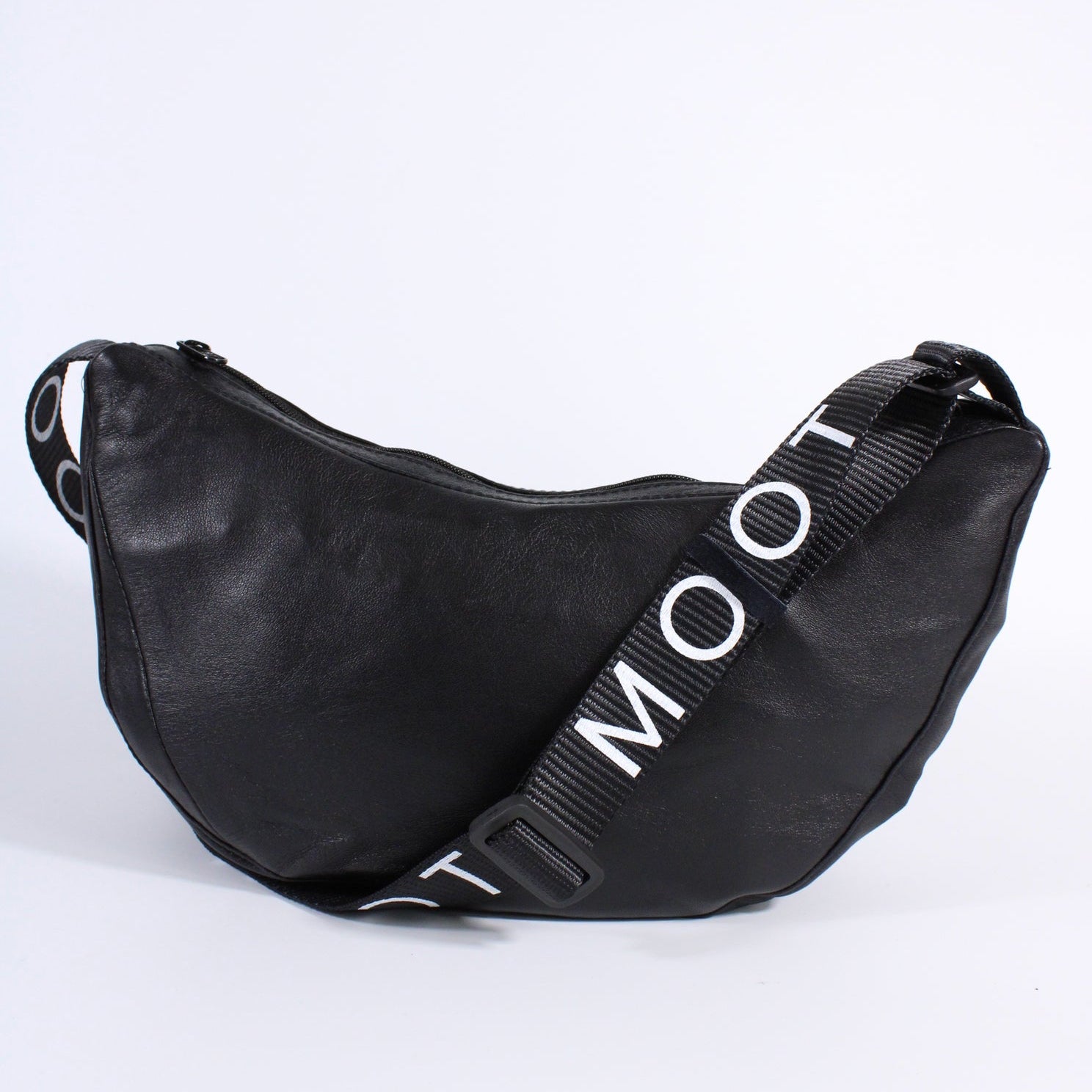 Die Moonbag mit MOOT-Aufdruck