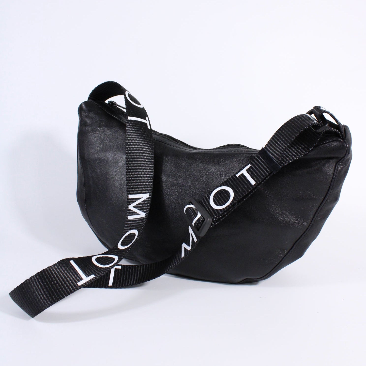 Die Moonbag mit MOOT-Aufdruck