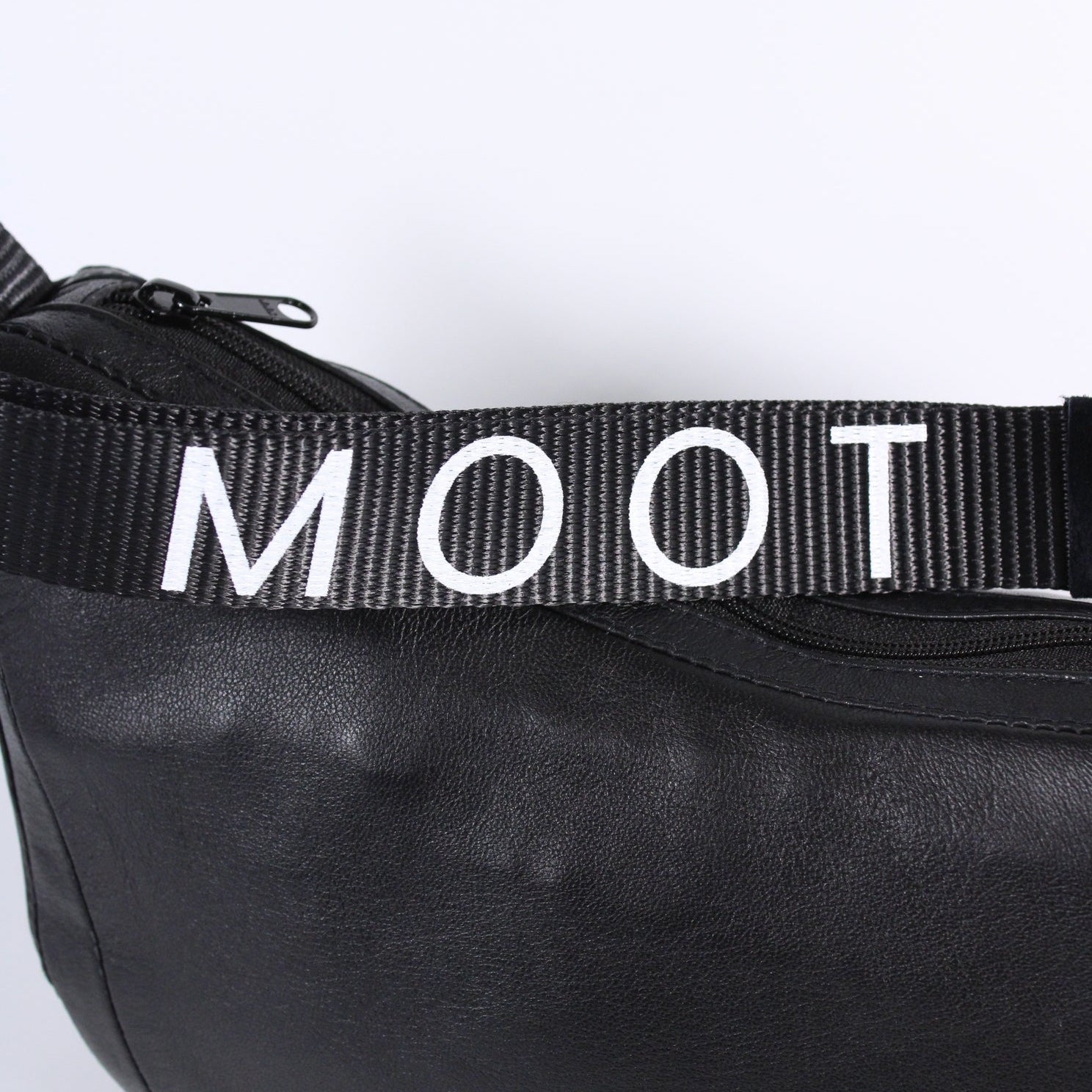 Die Moonbag mit MOOT-Aufdruck