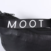 Die Moonbag mit MOOT-Aufdruck