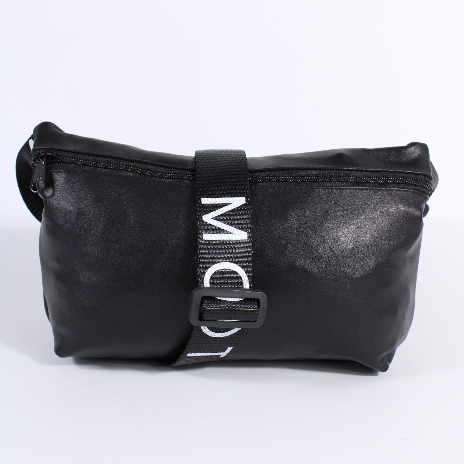 Die Schultertasche mit MOOT-Aufdruck