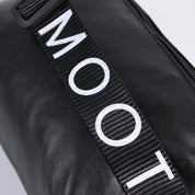 Die Schultertasche mit MOOT-Aufdruck