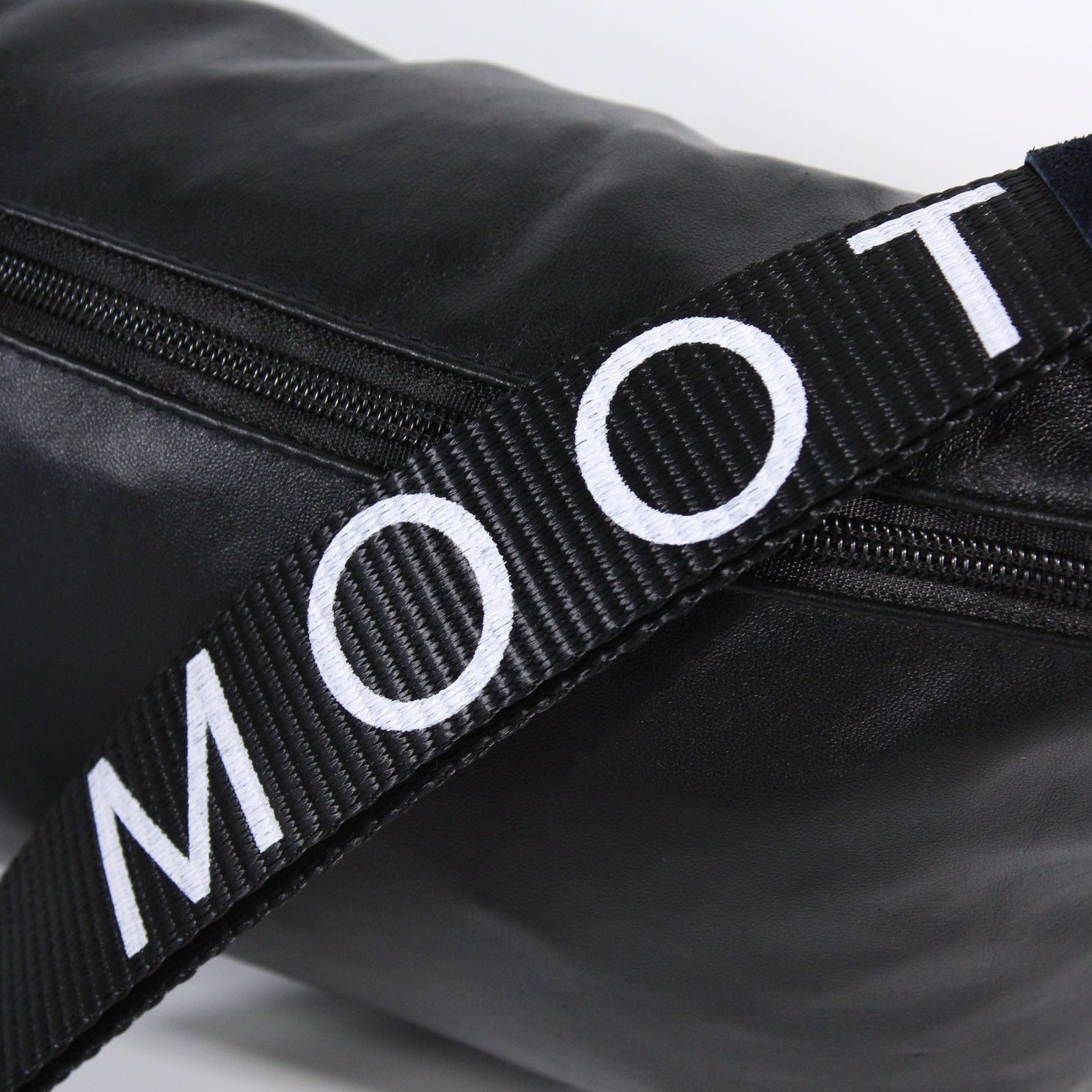 Die Schultertasche mit MOOT-Aufdruck