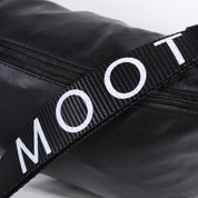 Die Schultertasche mit MOOT-Aufdruck