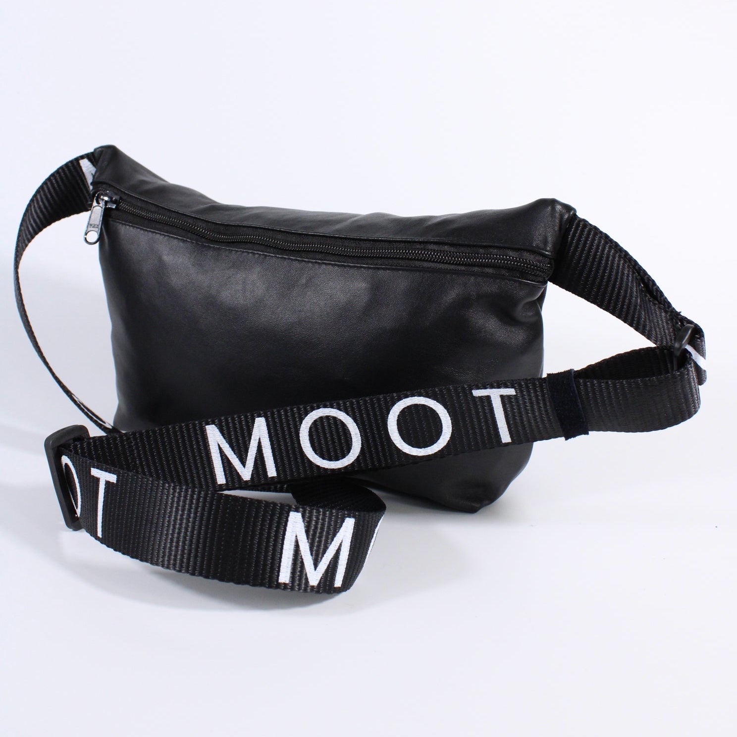 Die Schultertasche mit MOOT-Aufdruck