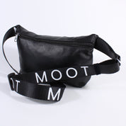 Die Schultertasche mit MOOT-Aufdruck